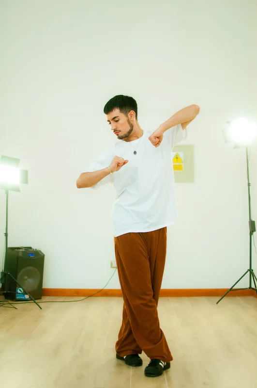 Danza urbana nivel básico: Fundamentos y expresión corporal