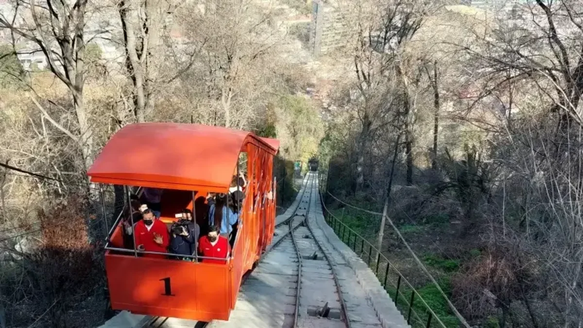 Funicular Santiago: Un viaje en ascensor patrimonial